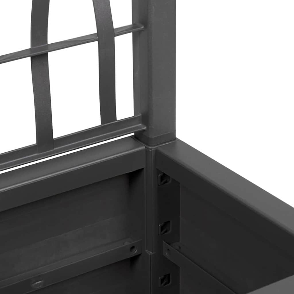 Primo piano di una struttura metallica grigio scuro con sezione superiore decorativa e telaio rettangolare.
