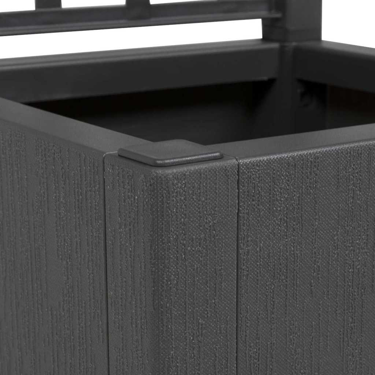 Primo piano di una fioriera grigio scuro. La scatola ha una superficie strutturata e una forma quadrata. Cornice nera visibile in alto.