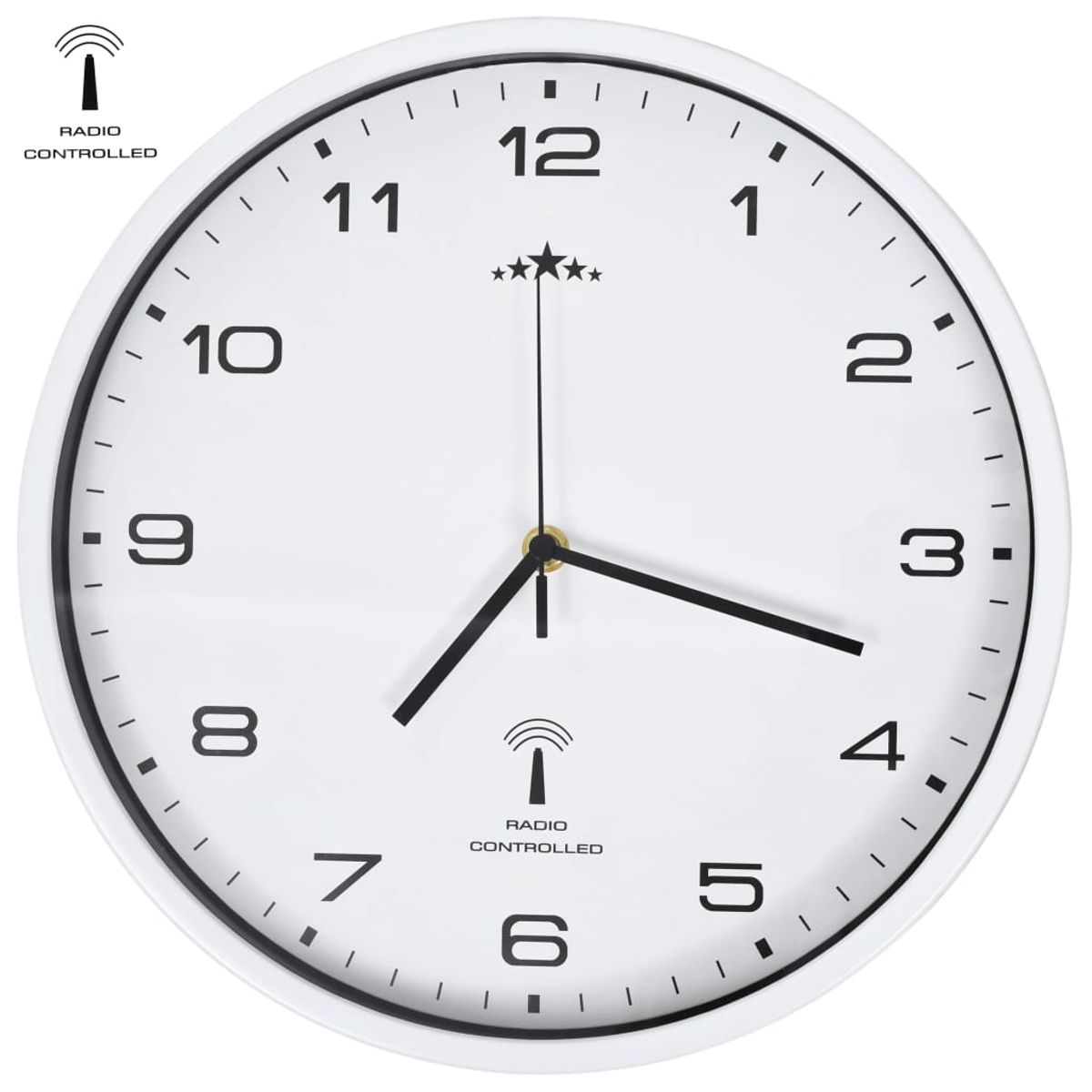 Weiße funkgesteuerte Wanduhr. Schwarze Zahlen, Zeiger und Markierungen auf weißem Zifferblatt. Die Uhrzeit ist ca. 7:18.