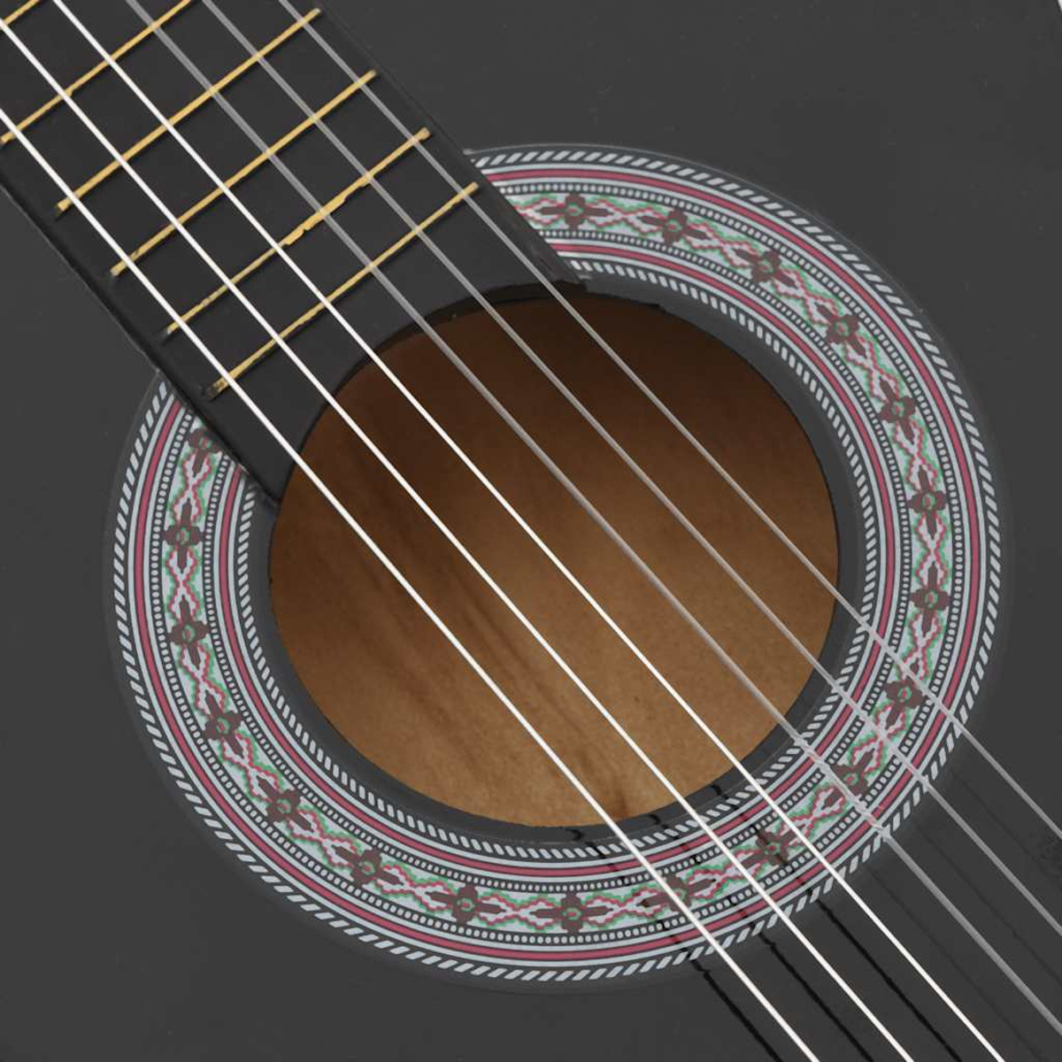 Nahaufnahme einer schwarzen Akustikgitarre. Das Schallloch zeigt einen dekorativen Rand. Saiten sind sichtbar, einige kreuzen das Griffbrett.