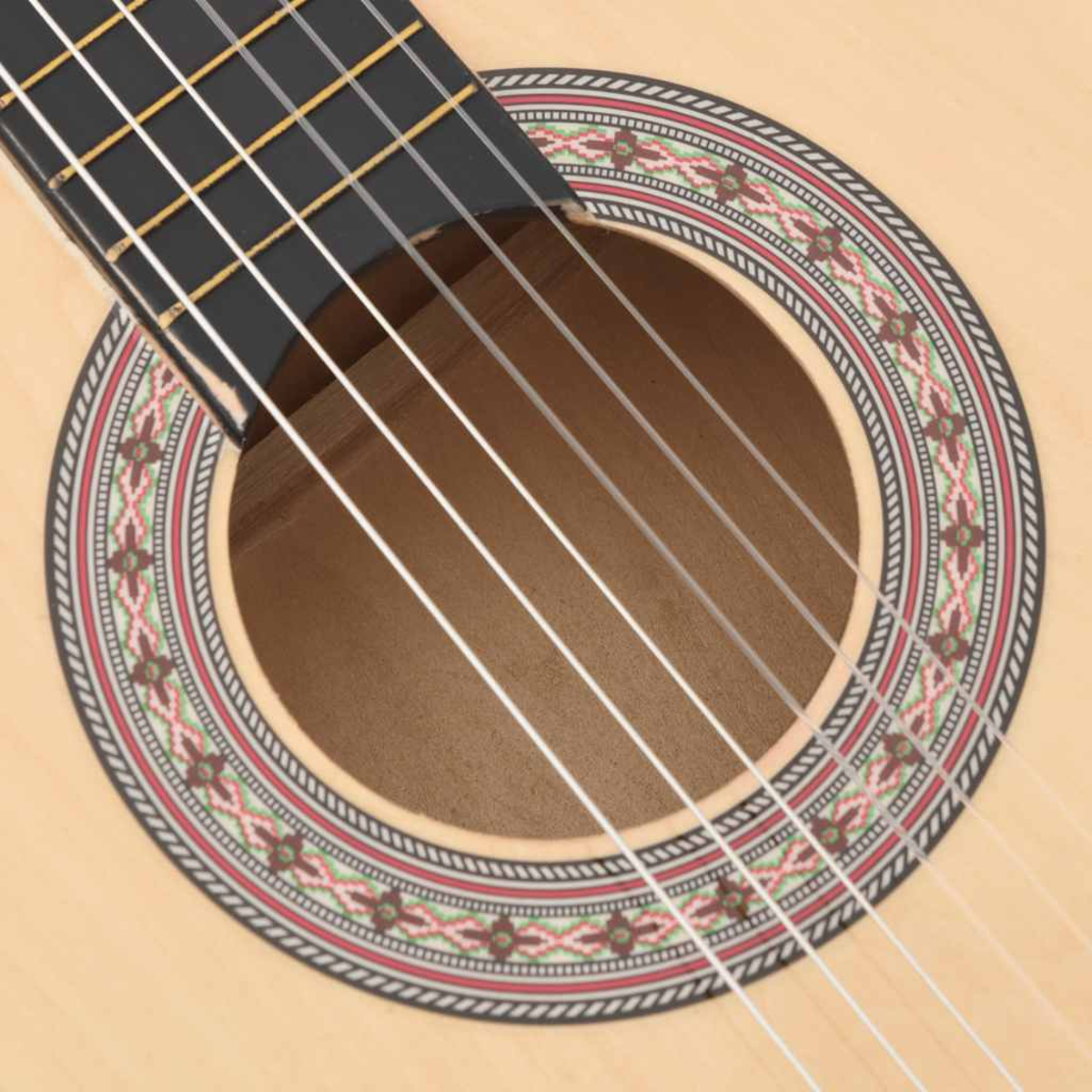 Nahaufnahme einer klassischen Gitarre. Zeigt das Schallloch, die Saiten, das Griffbrett und die dekorative Rosette um das Schallloch.