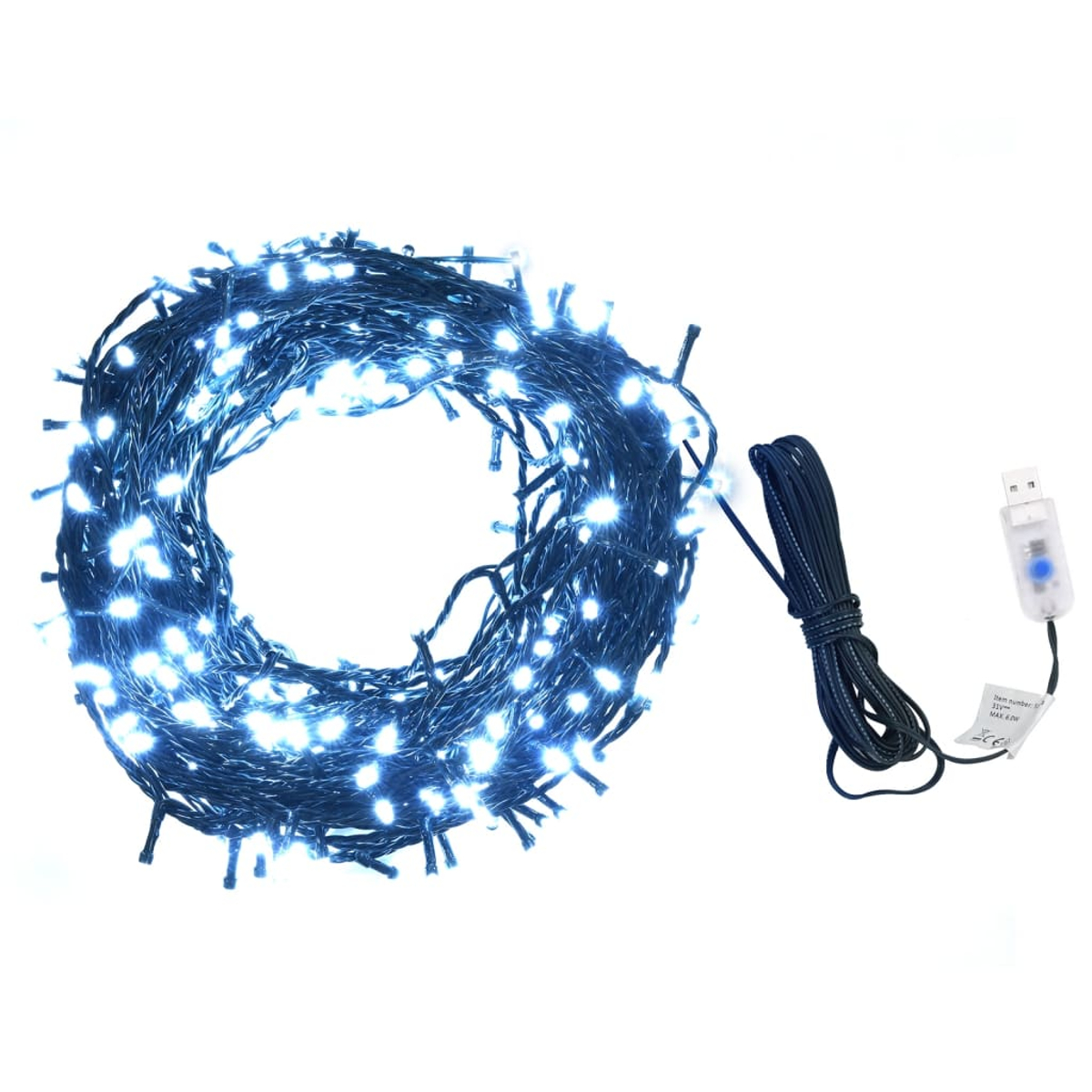 Eine Lichterkette mit weißen LEDs, auf weißem Hintergrund aufgerollt, mit USB-Stecker und dunklem Kabel.