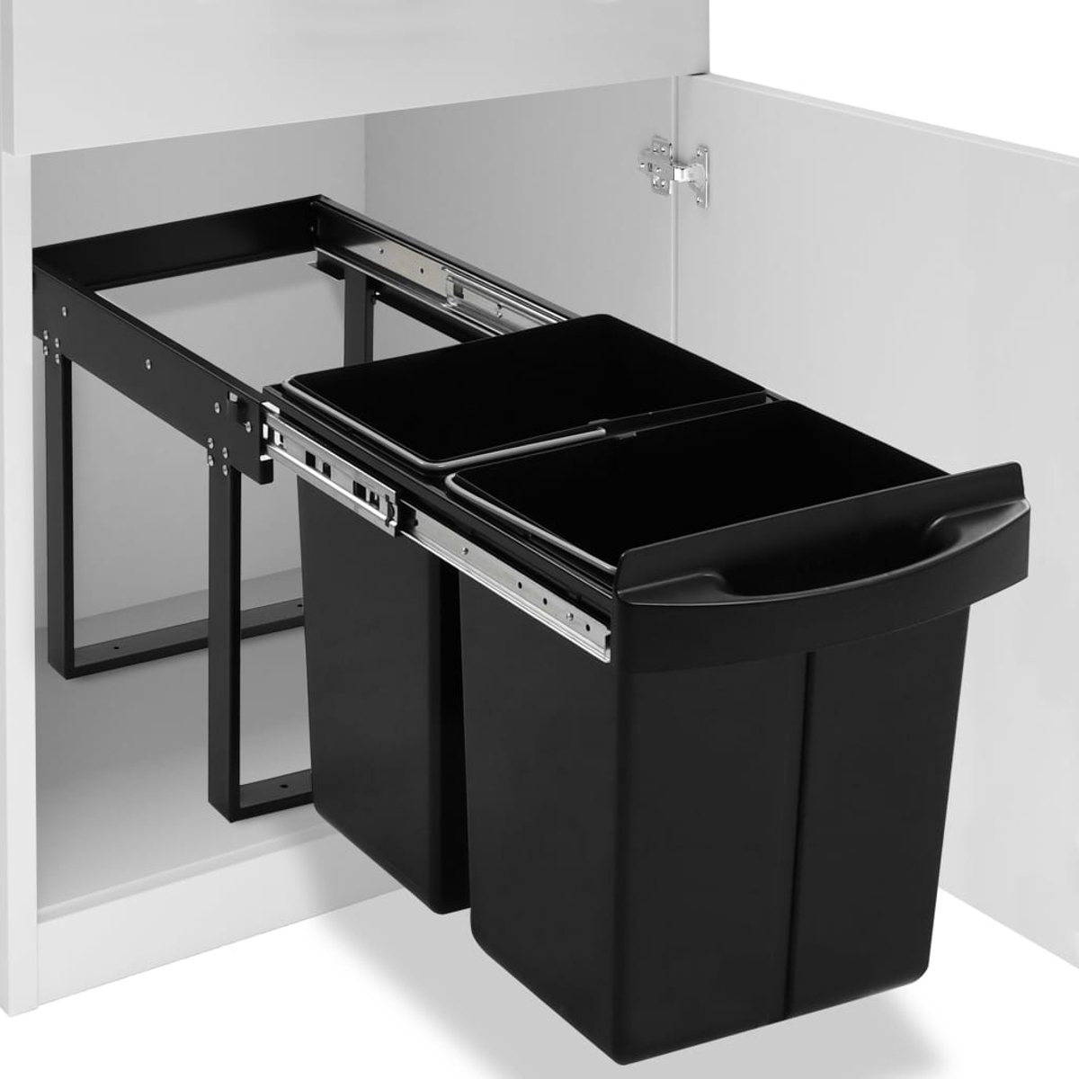 Schwarzes Doppel-Mülleimer-Auszugsystem in einem weißen Schrank. Die Behälter sind offen. Metallschiene und Rahmen sind sichtbar.