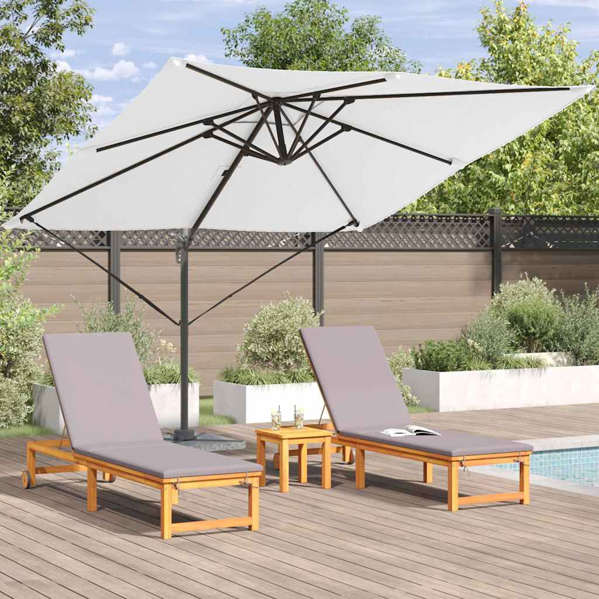 Szene im Freien mit zwei Liegestühlen, einem kleinen Tisch und einem großen weißen Sonnenschirm. Die Stühle haben graue Kissen, neben einem Pool.