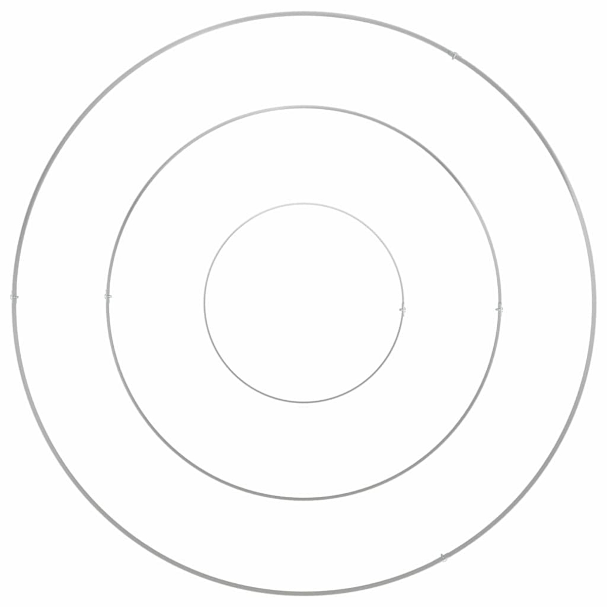 Tre anelli concentrici di metallo color argento di dimensioni diverse su sfondo bianco. Il più piccolo è al centro.