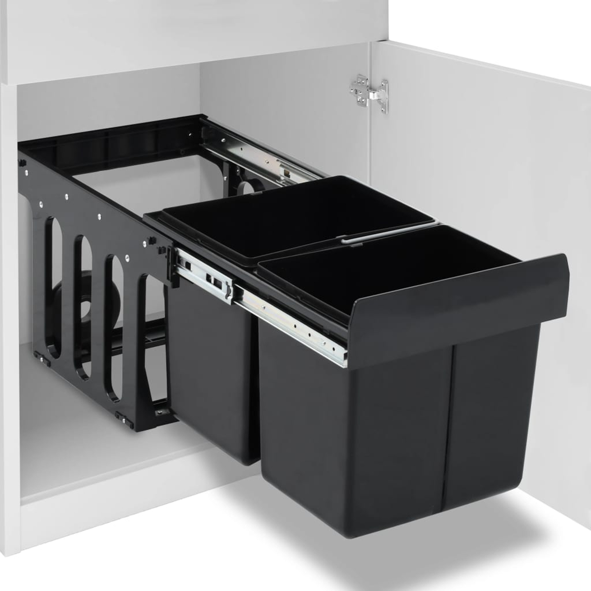 Ein ausziehbarer Mülleimer mit zwei schwarzen Behältern in einem weißen Schrank. Das System besteht aus schwarzem Metall und lässt sich herausziehen.