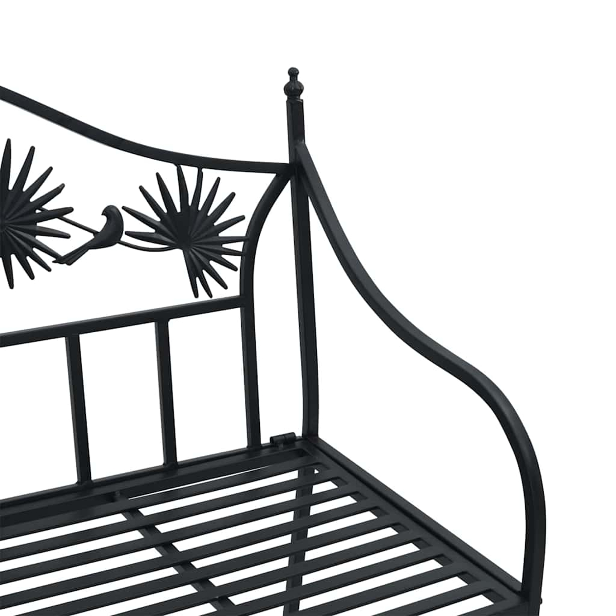 Detail einer schwarzen Metallbank. Mit dekorativen Vogel- und Blattmotiven. Geschwungene Armlehne. Horizontale Latten für den Sitz.