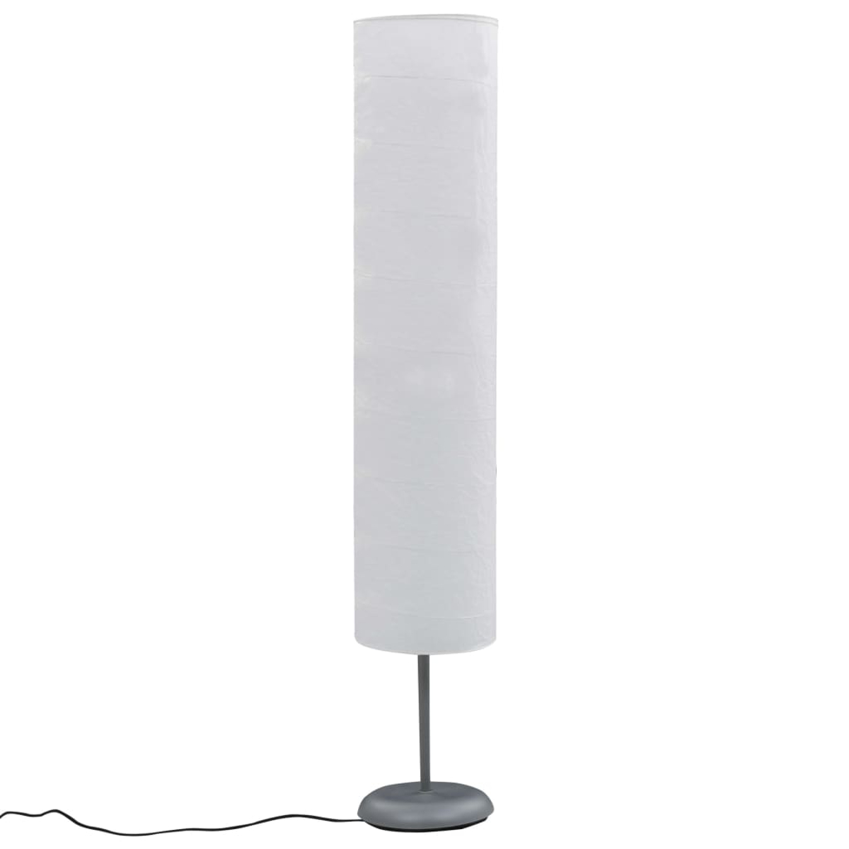 Eine weiße zylindrische Stehlampe vor weißem Hintergrund. Sie hat einen grauen Sockel, Stiel und Schirm. Ein schwarzes Kabel ist sichtbar.