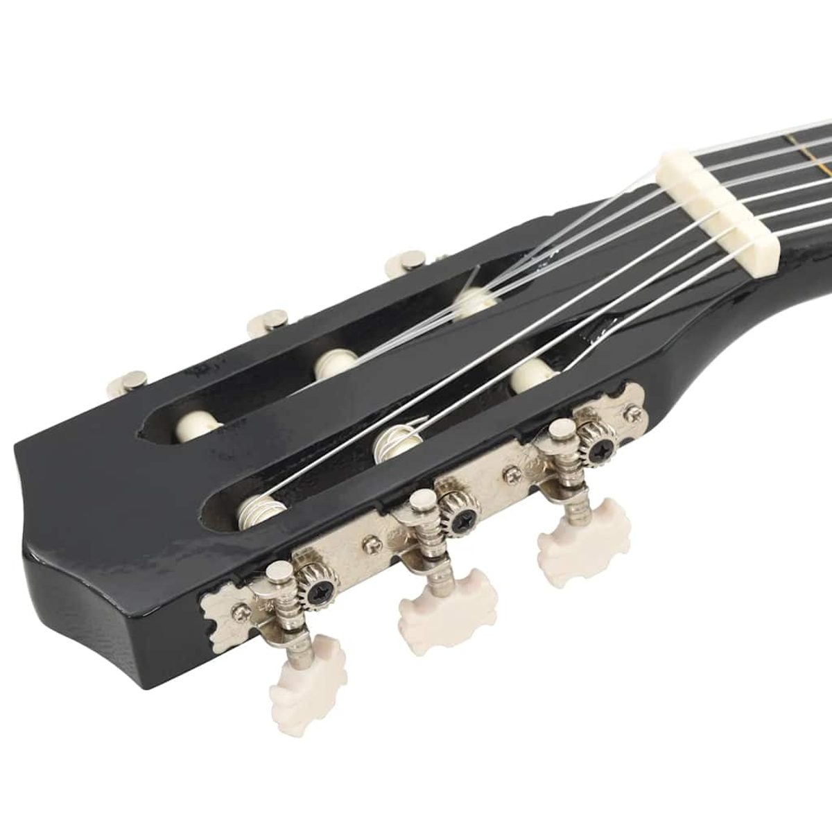 Nahaufnahme einer schwarzen Gitarrenkopfplatte mit Stimmwirbeln, Saiten und weißen Kunststoffelementen. Der Hintergrund ist weiß.
