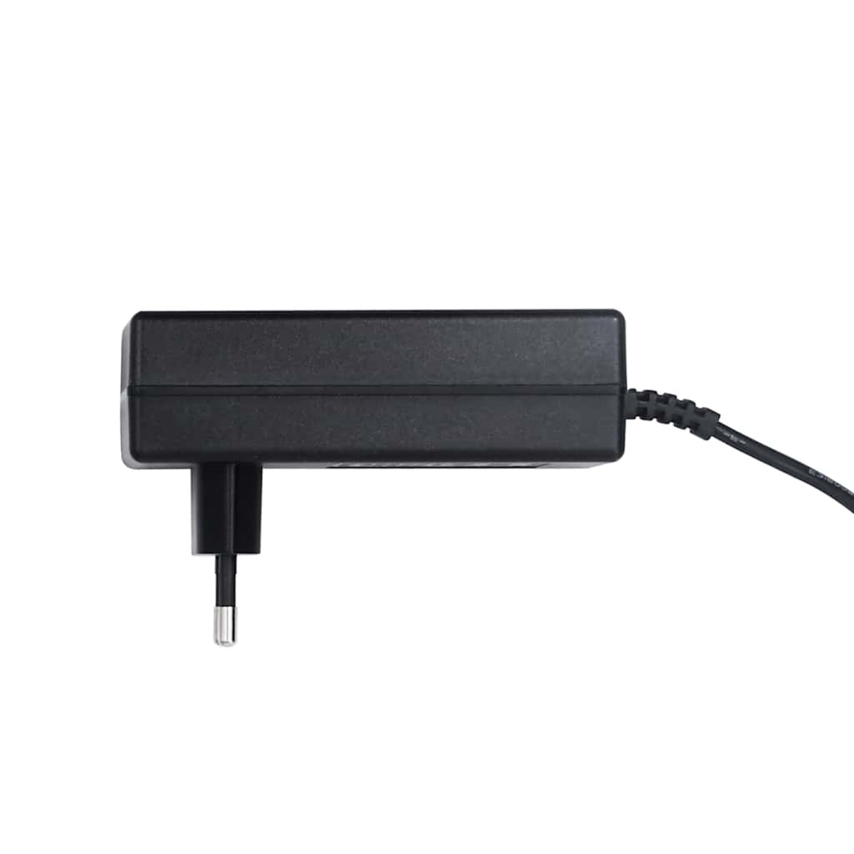 Ein schwarzes Netzteil mit Stecker und Kabel auf weißem Hintergrund. Der Adapter ist rechteckig.