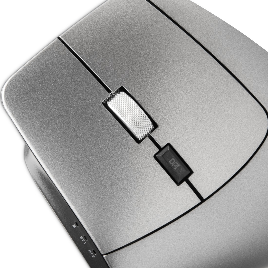 Primo piano di un mouse per computer argentato. Ha una rotella di scorrimento, un pulsante DPI e i pulsanti BT1 e BT2. Il mouse è su una superficie bianca.