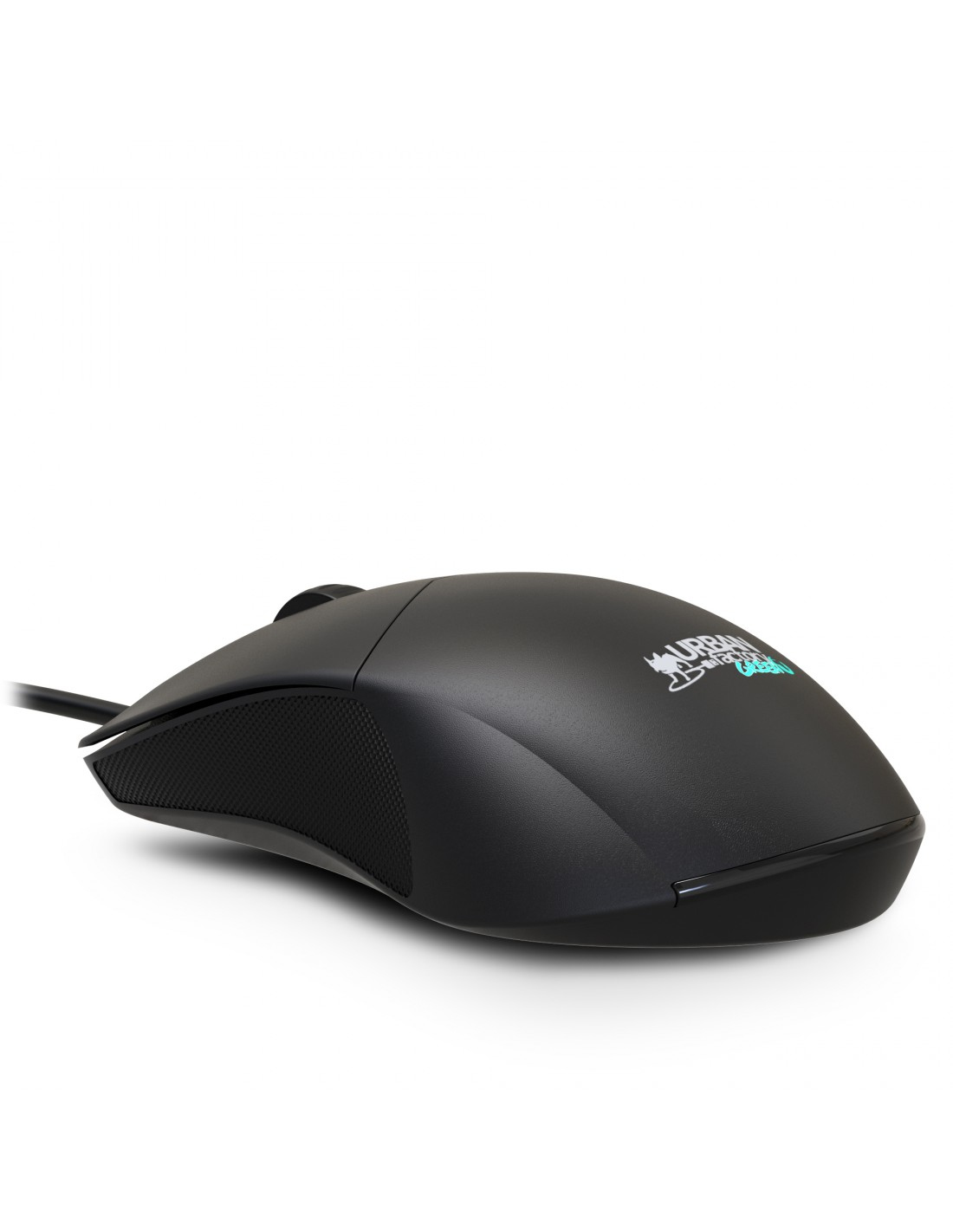 Un ratón gaming negro con un logo está sobre una superficie blanca. El ratón tiene un lateral texturizado y un cable.