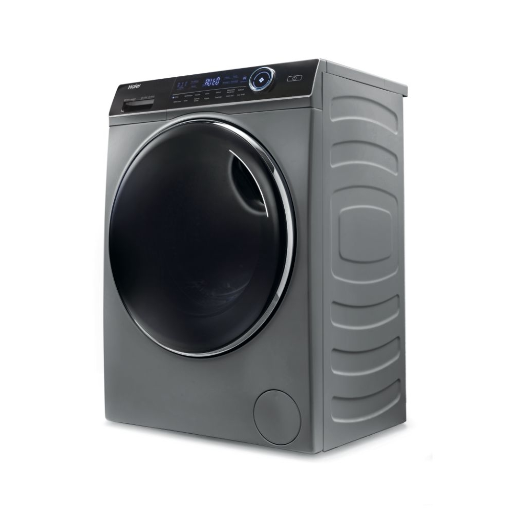 Una lavadora Haier gris sobre fondo blanco. Tiene una puerta negra y una pantalla digital.