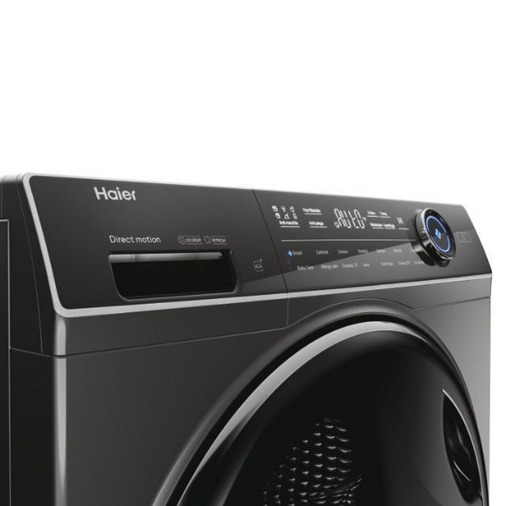 Vista de cerca de una lavadora Haier negra. Tiene un panel de control con botones y una pantalla digital, y una puerta redonda.