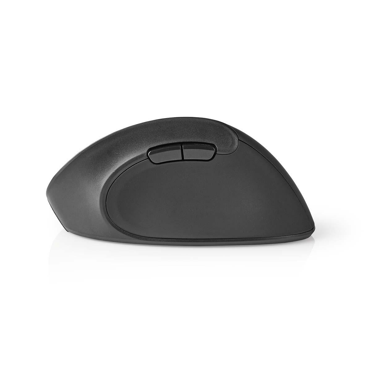 Eine schwarze, ergonomische Computermaus liegt auf einer weißen Oberfläche. Sie hat zwei obere Tasten und ein gebogenes Design.