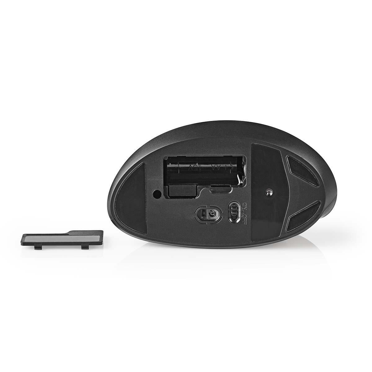 Die Unterseite einer schwarzen drahtlosen Maus ist zu sehen, mit einem Batteriefach und einem Ein-/Ausschalter. Eine kleine Abdeckung ist abgenommen.