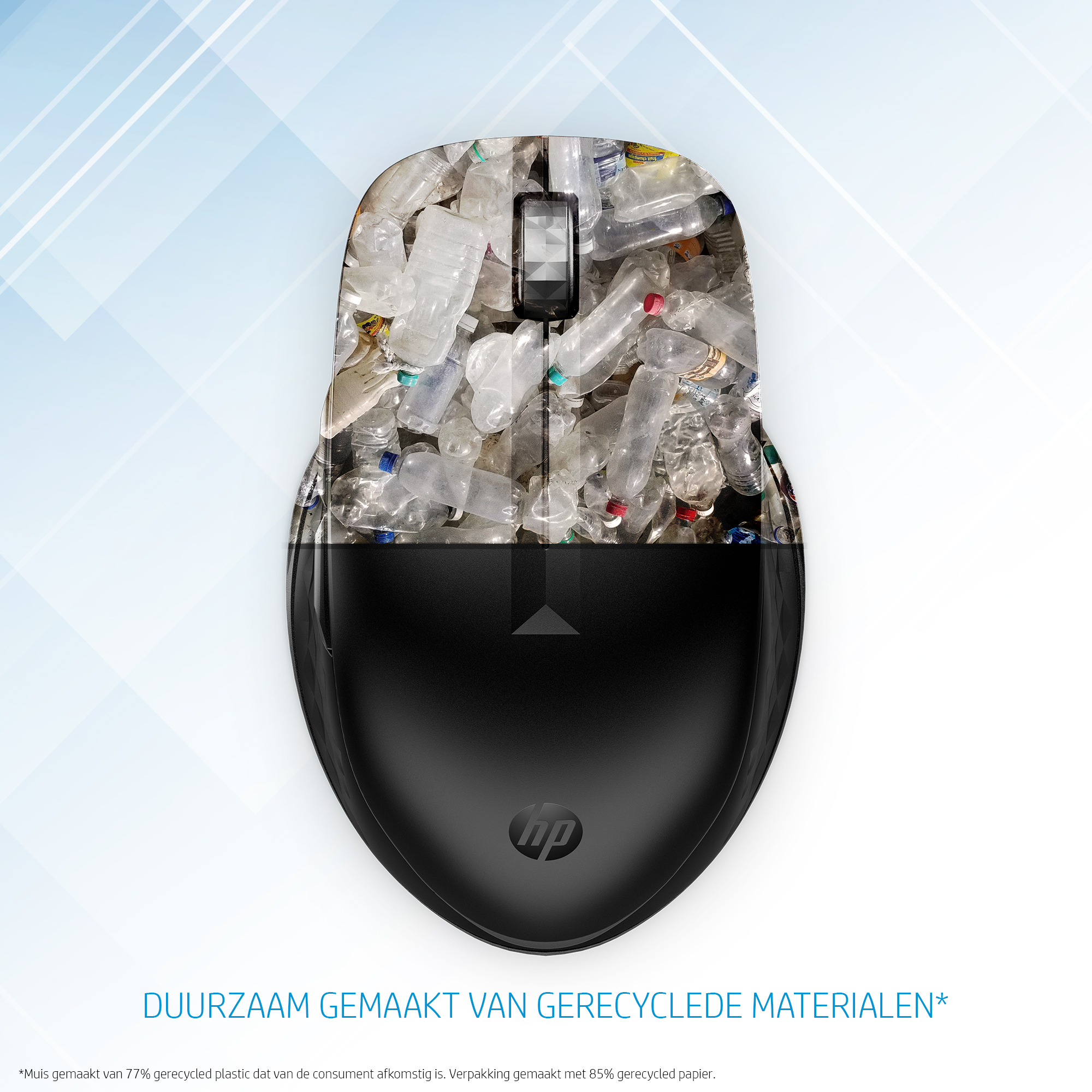 Een HP-muis gemaakt van gerecycled plastic. De bovenkant toont plastic flessen, de onderkant is zwart met het HP-logo.