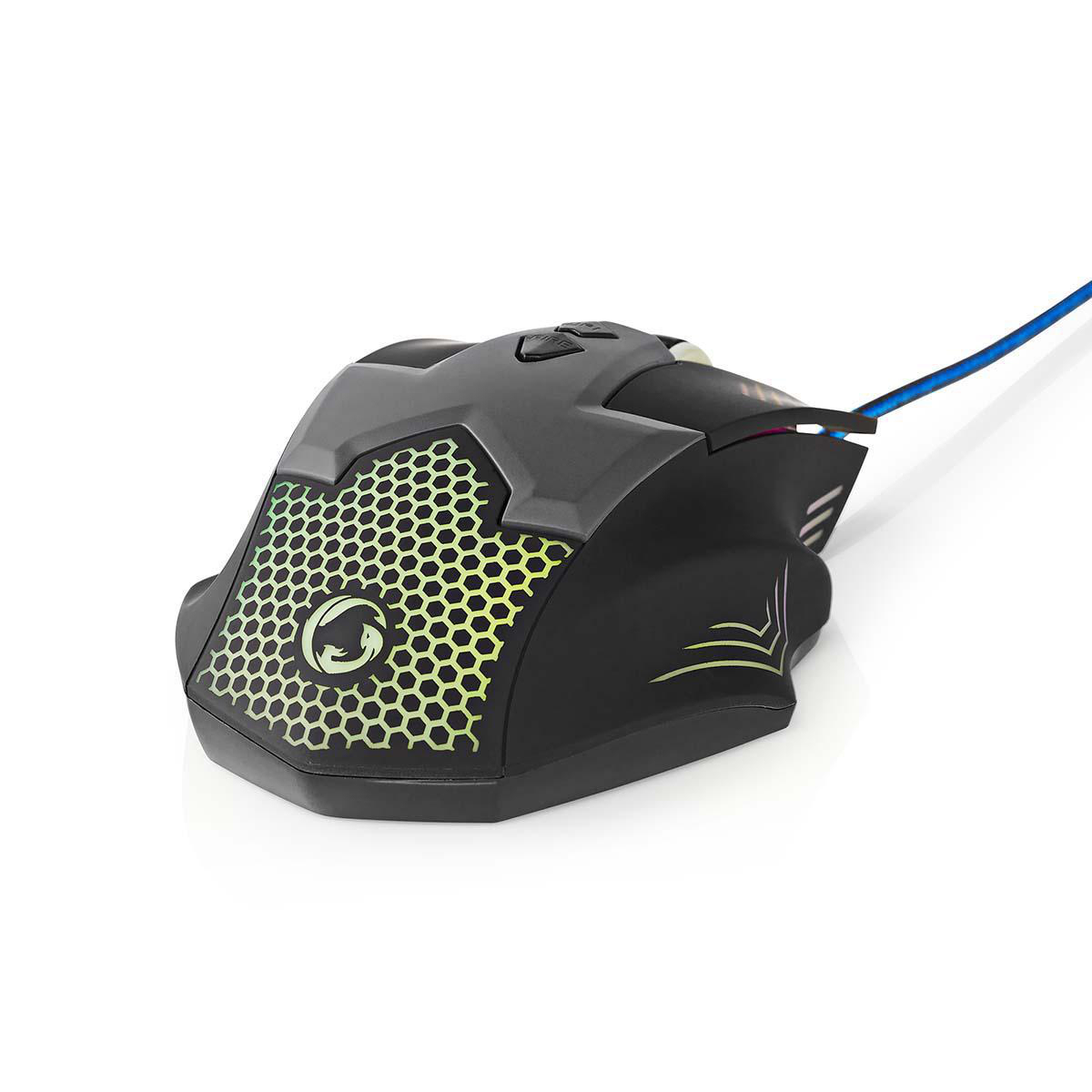 Un mouse da gaming nero con dettagli grigi e un motivo a nido d'ape sul lato. Un cavo blu è collegato. Lo sfondo è bianco.