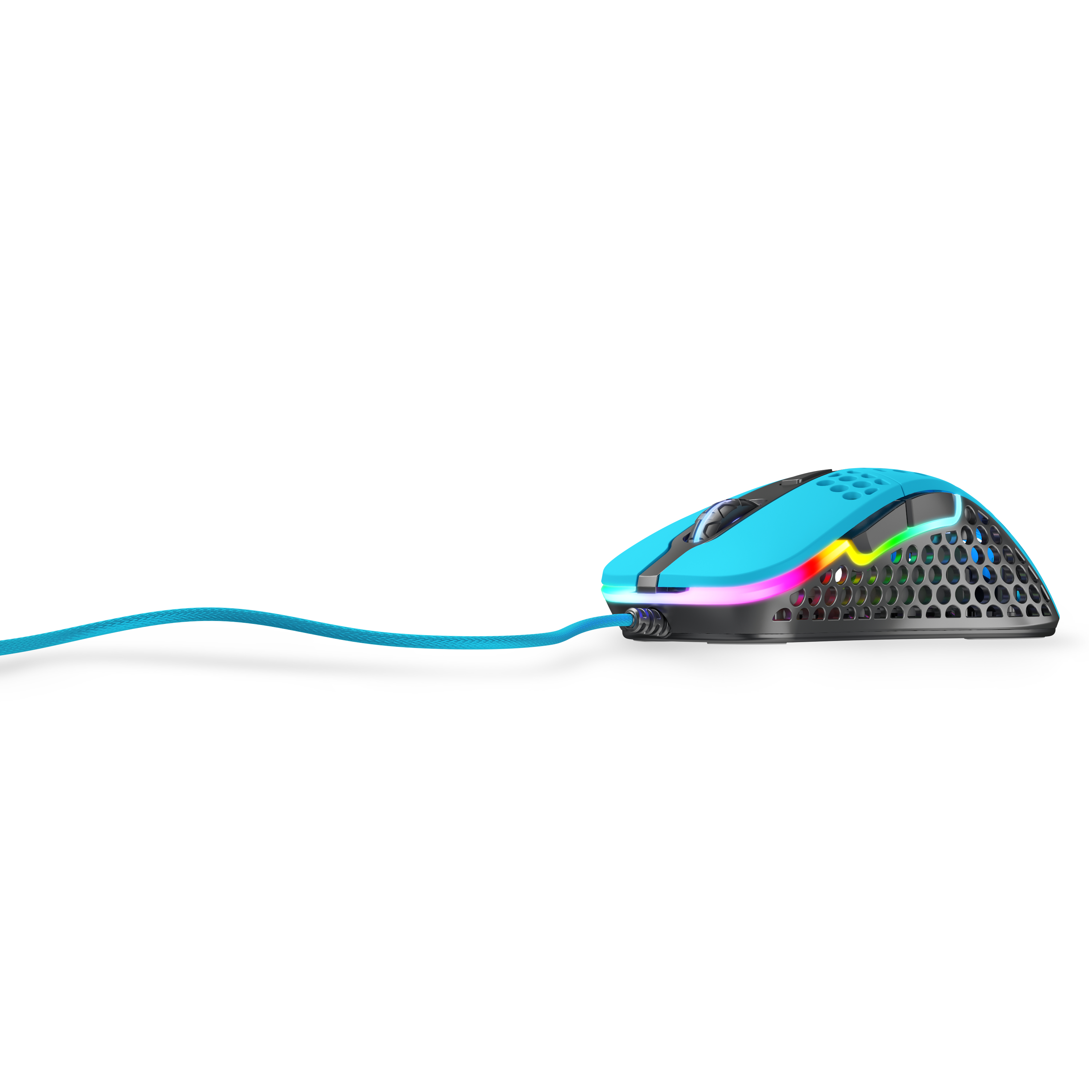 Un mouse da gaming blu con cavo. Il mouse ha un design a nido d'ape e luci RGB.