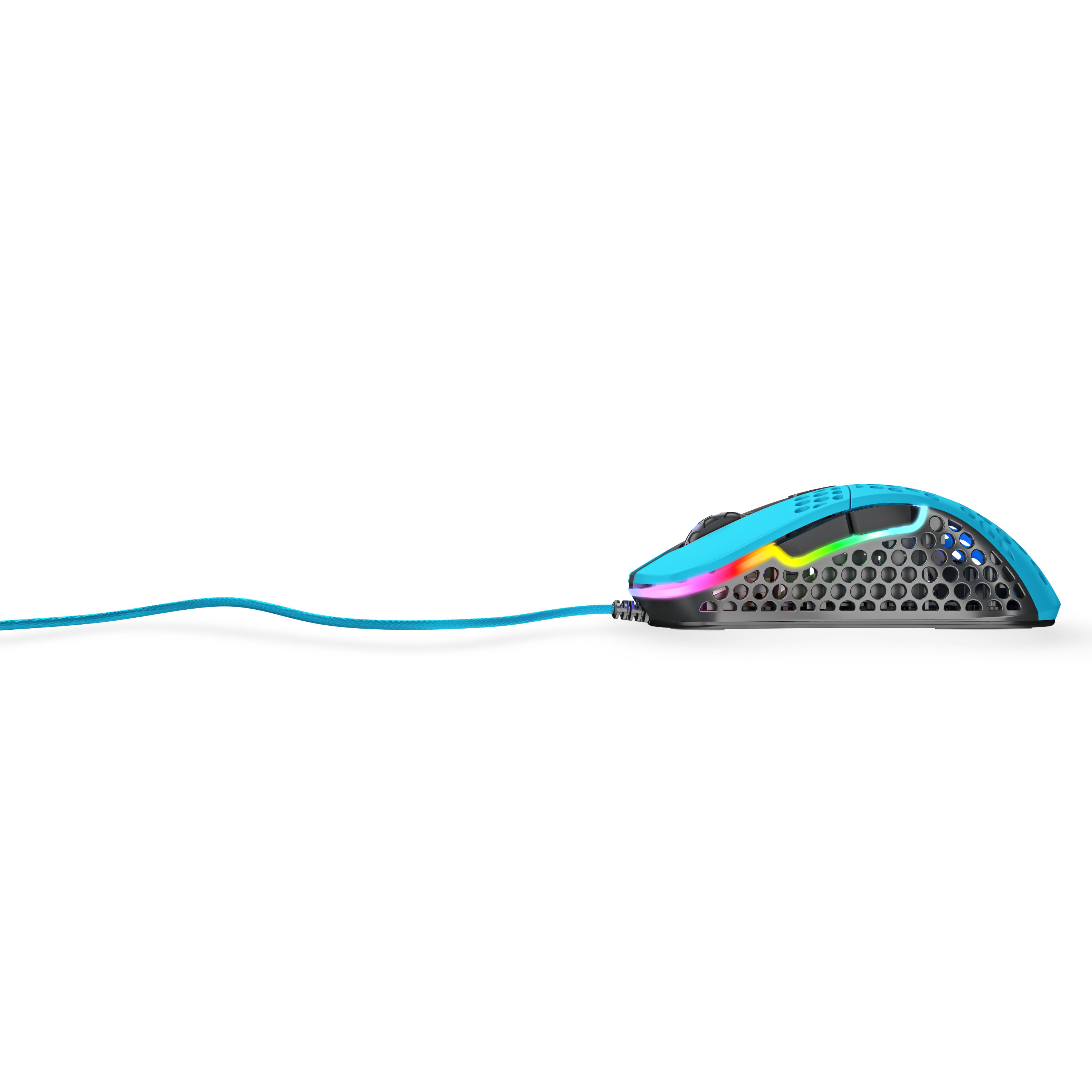 Un mouse da gioco blu e nero con illuminazione RGB. Un cavo blu si estende dal mouse su sfondo bianco.