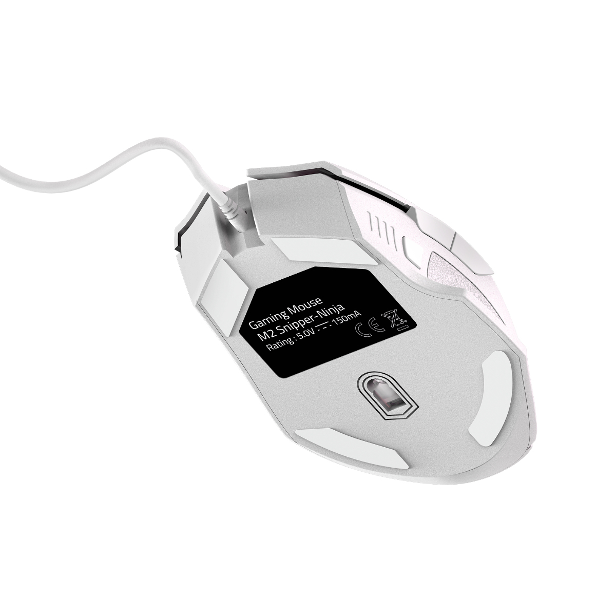 Un mouse da gioco bianco con cavo su una superficie bianca. Il mouse ha un'etichetta nera con testo.