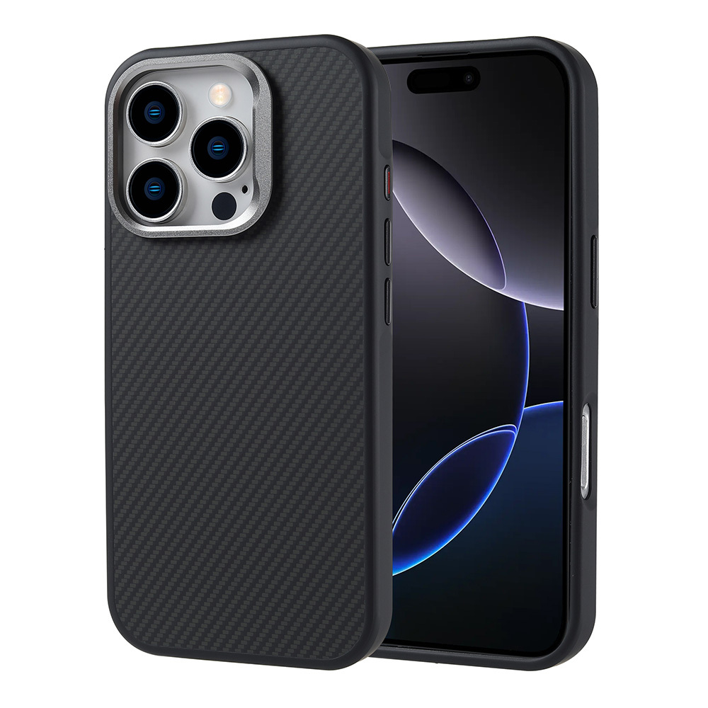 Karbon fiber dokulu siyah telefon kılıfı. Telefon, kılıfın yanında. Telefon ekranı siyah.