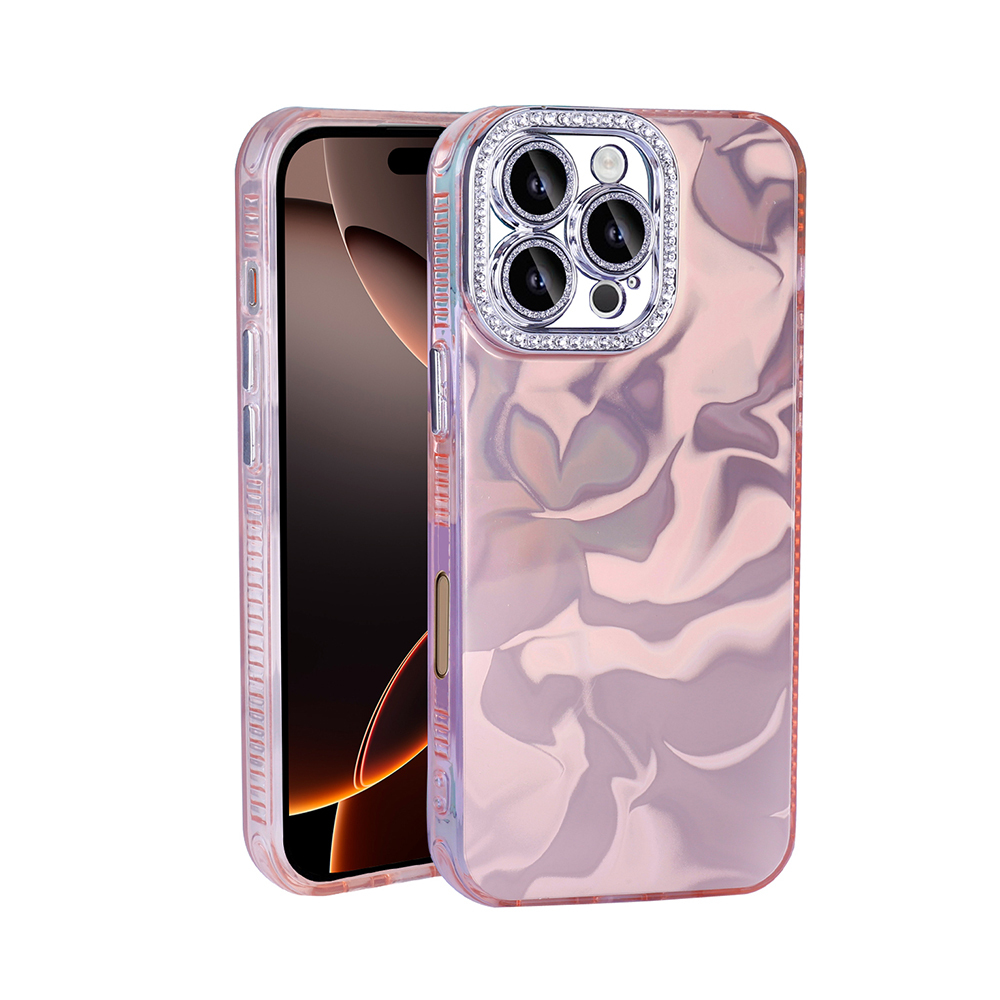 Mermer benzeri tasarıma sahip pembe bir telefon kılıfı telefonun yanında duruyor. Kılıfın üzerinde taşlarla süslenmiş bir kamera oyuğu var.