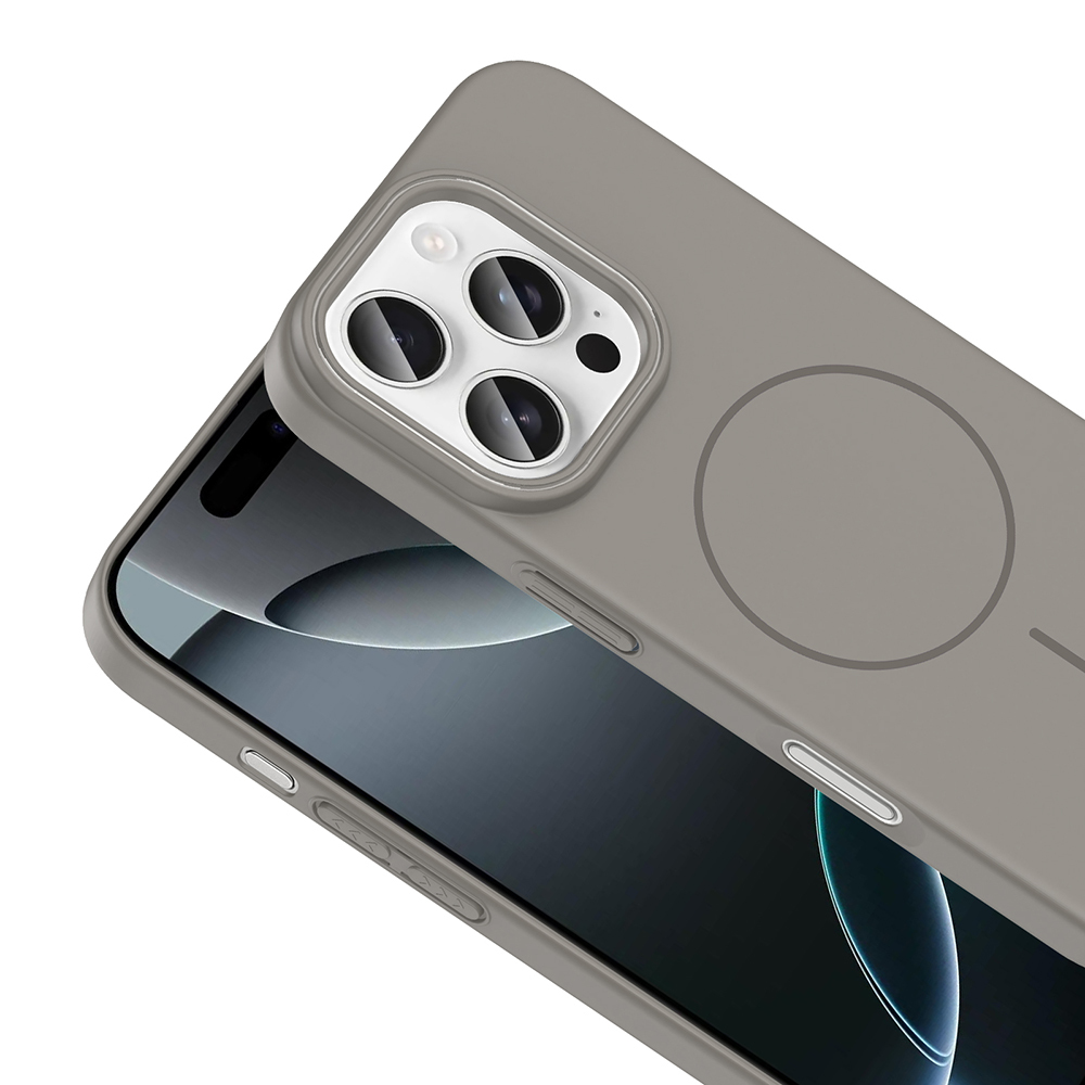 Gri bir telefon kılıfı bir telefonu kaplar. Kılıfın dairesel bir tasarımı vardır ve kamera lenslerini kaplar. Telefon ekranı görünür.