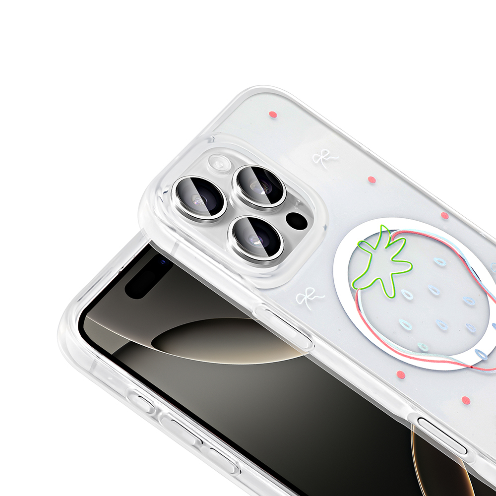 Çilek desenli şeffaf telefon kılıfı. Telefonda üç kamera var. Kılıf beyaz bir arka plan üzerinde.