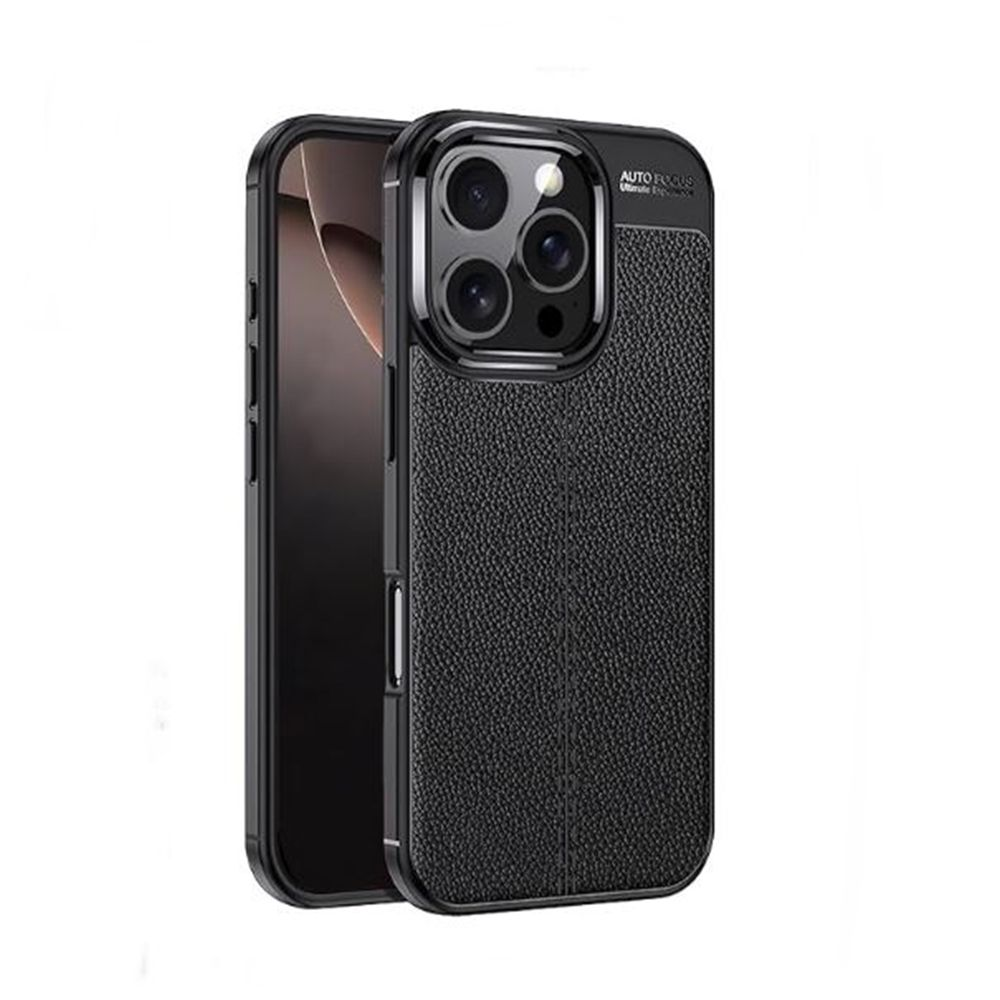 Üç kamera lensi olan siyah bir telefon kılıfı. Kılıf, dokulu, deri benzeri bir görünüme sahip. Telefonun ekranı görülebilir.