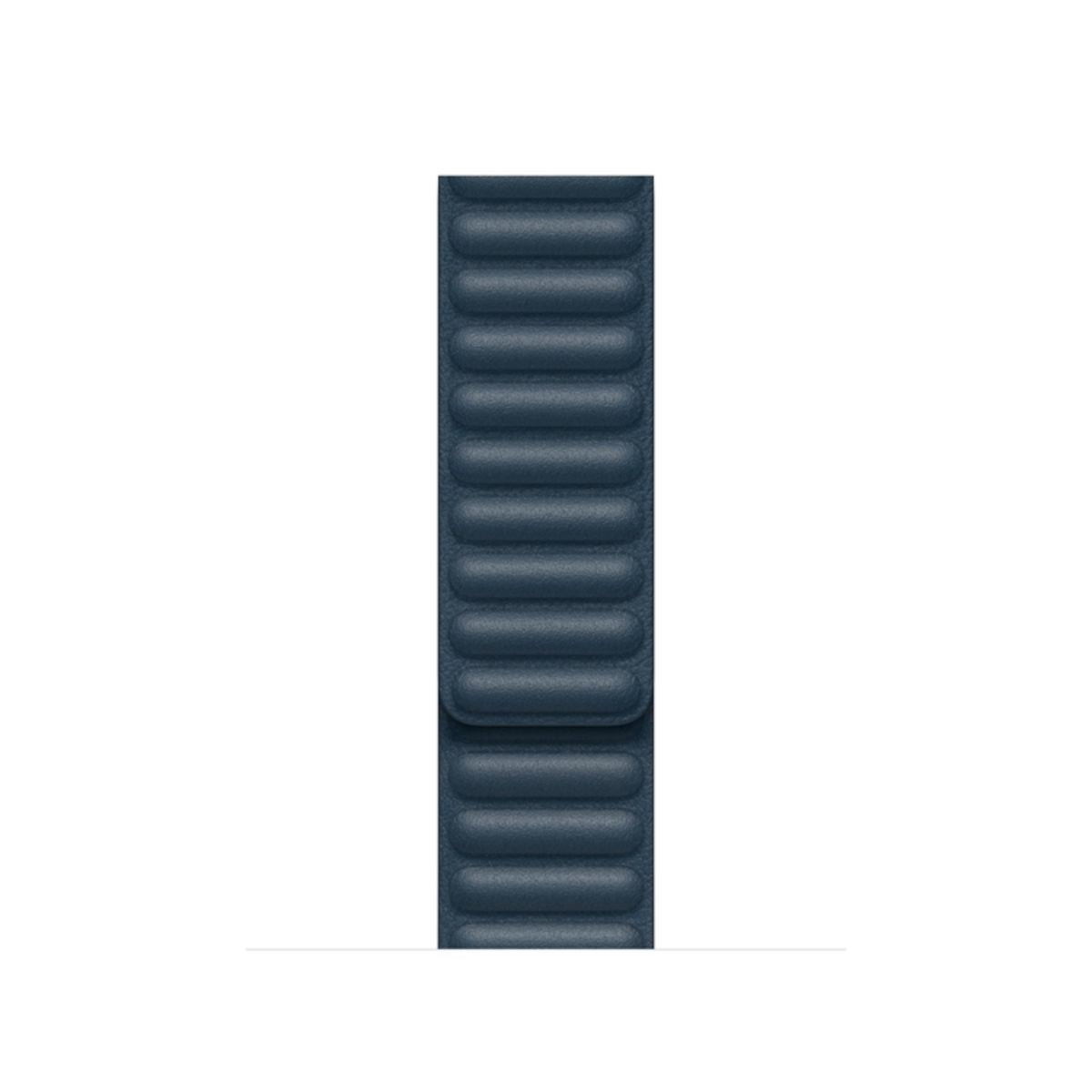 Un cinturino Apple Watch blu navy. Ha una superficie strutturata con cuscinetti rettangolari segmentati e una chiusura in basso.