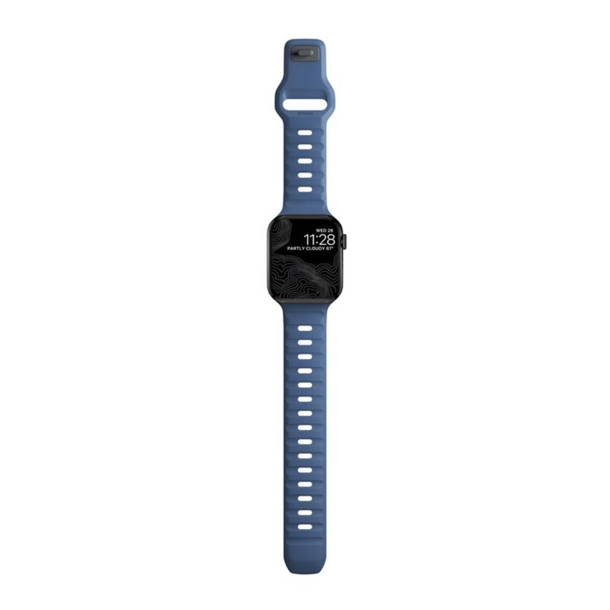 Un reloj inteligente azul con una pantalla negra que muestra la hora y el clima. La correa es azul con varios agujeros.