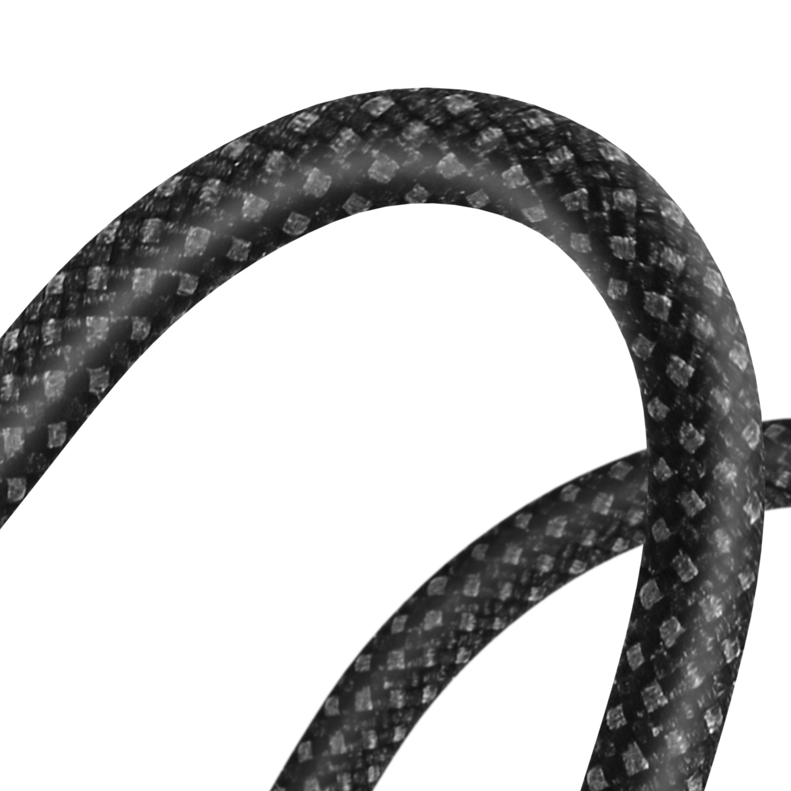 Gros plan d'un câble noir à motifs courbé sur fond blanc. Le câble a une texture tissée.