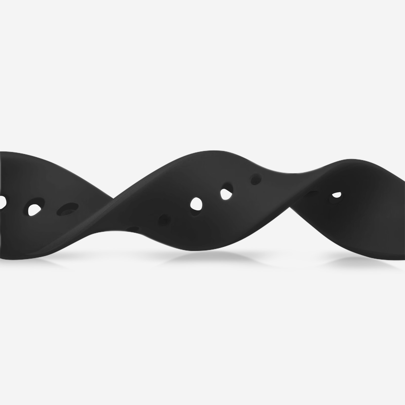 Un cinturino nero ondulato con fori su sfondo bianco. Il cinturino è curvo e ha una consistenza liscia.