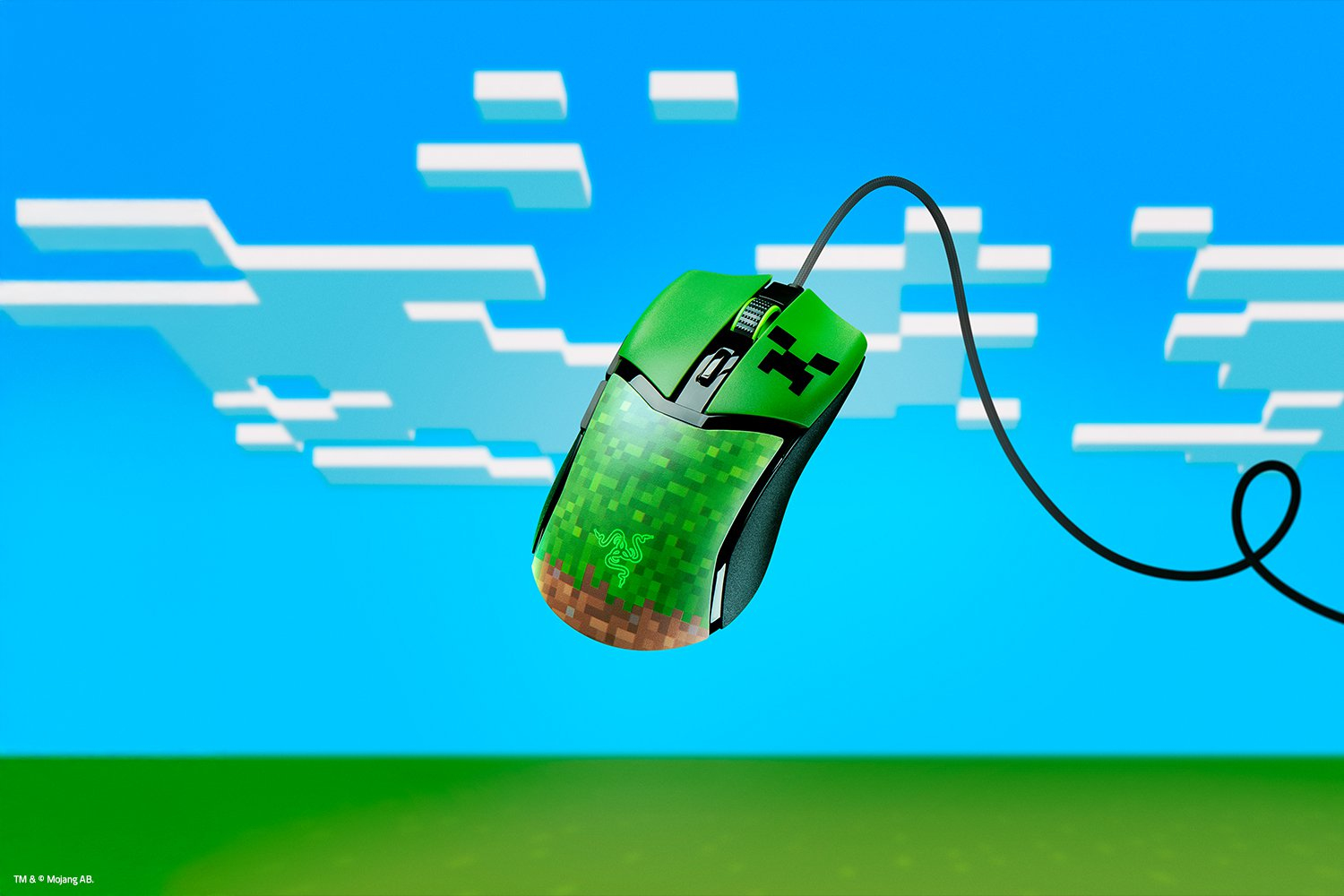 Mysz Razer w stylu Minecraft. Ma zielony wierzch z pikselowym wzorem, czarny kabel i niebieskie tło nieba.