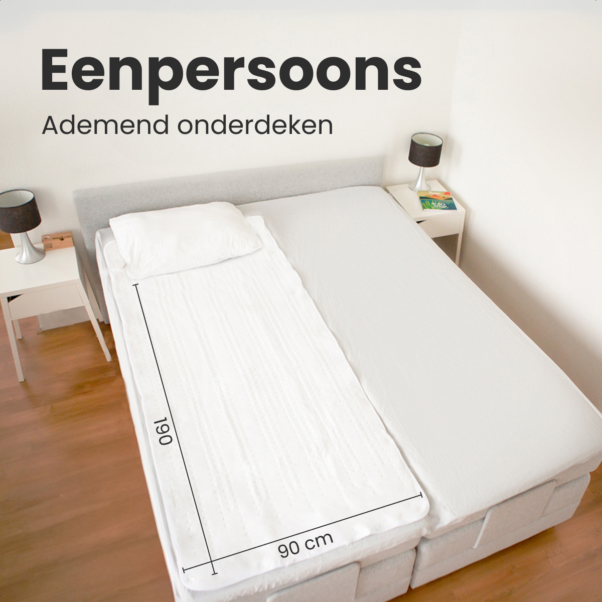 Een bed met een witte matrasbeschermer. Afmetingen zijn 190 cm lang en 90 cm breed. Tekst hierboven: 'Eenpersoons Ademd onderdeken'.