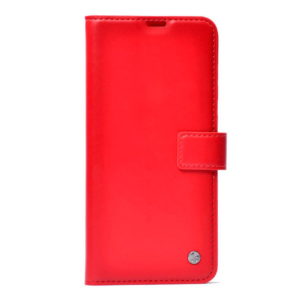 Manyetik kapaklı ve küçük gümüş düğmeli kırmızı deri telefon kılıfı. Kılıf kapalı, arka plan beyaz.