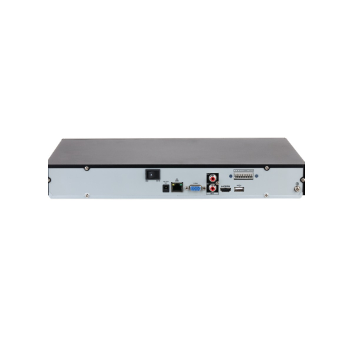 Vista posteriore di un DVR nero. Ha varie porte per connessioni: alimentazione, rete, VGA, HDMI e USB. Su sfondo bianco.