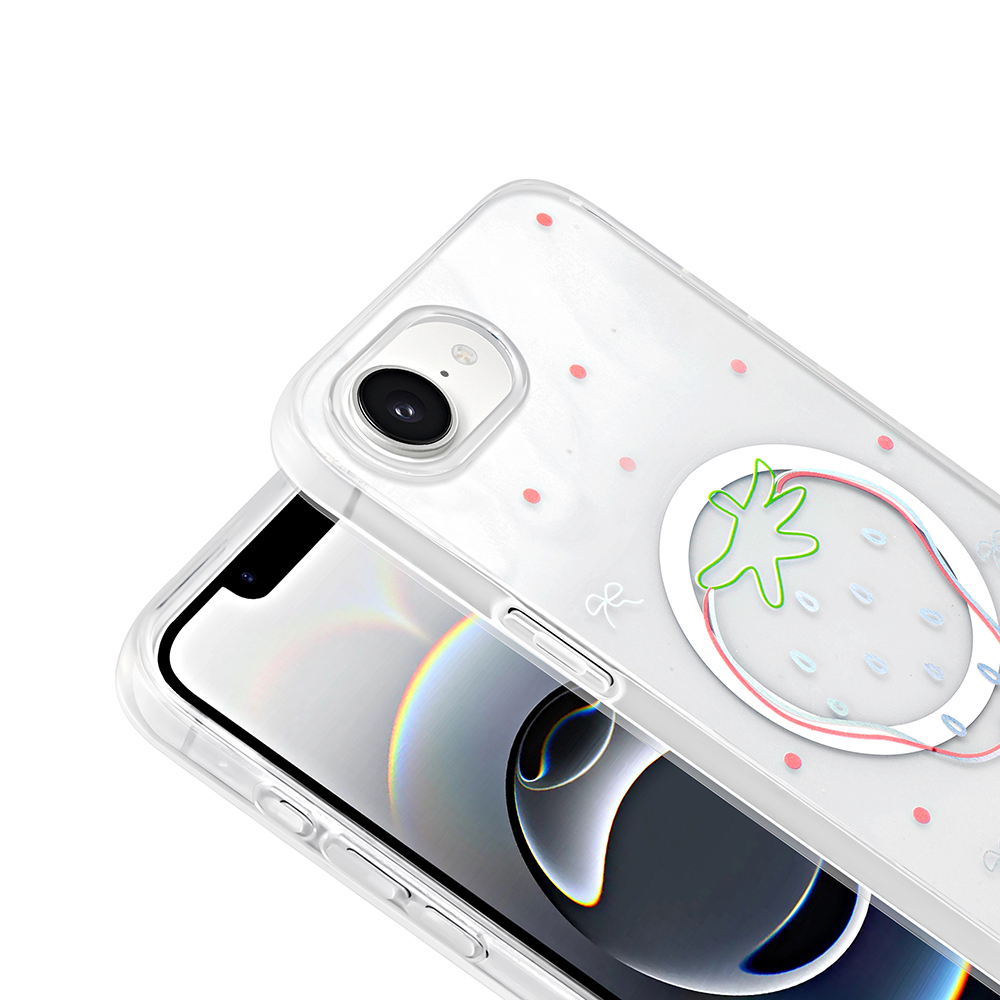 Çilek desenli şeffaf bir telefon kılıfı. İçindeki telefonun siyah bir ekranı var. Kılıf üzerinde küçük pembe noktalar var.
