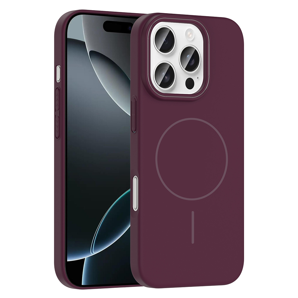 Eşleşen bir kılıfla bordo bir iPhone. Kılıf, dairesel bir MagSafe tasarımına ve üç lensli bir kamera çıkıntısına sahip.