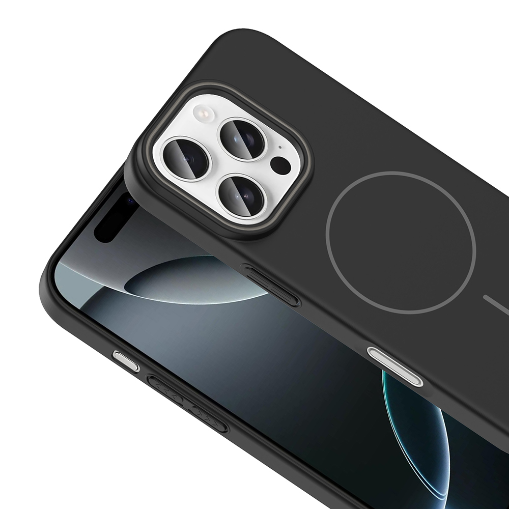 Siyah bir telefon kılıfı kısmen bir telefonu kaplar. Kılıfın kamera oyukları ve arkasında manyetik bir daire bulunur. Telefonun ekranı görünür.