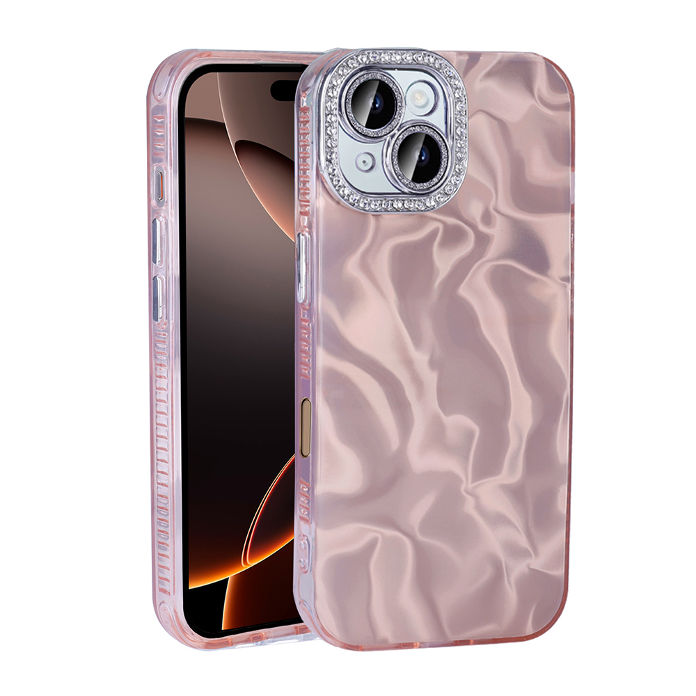 Mermer desenli pembe bir kılıfa sahip telefon, mücevherli bir kamera halkası içeriyor. Ekran, turuncu bir degrade gösteriyor.