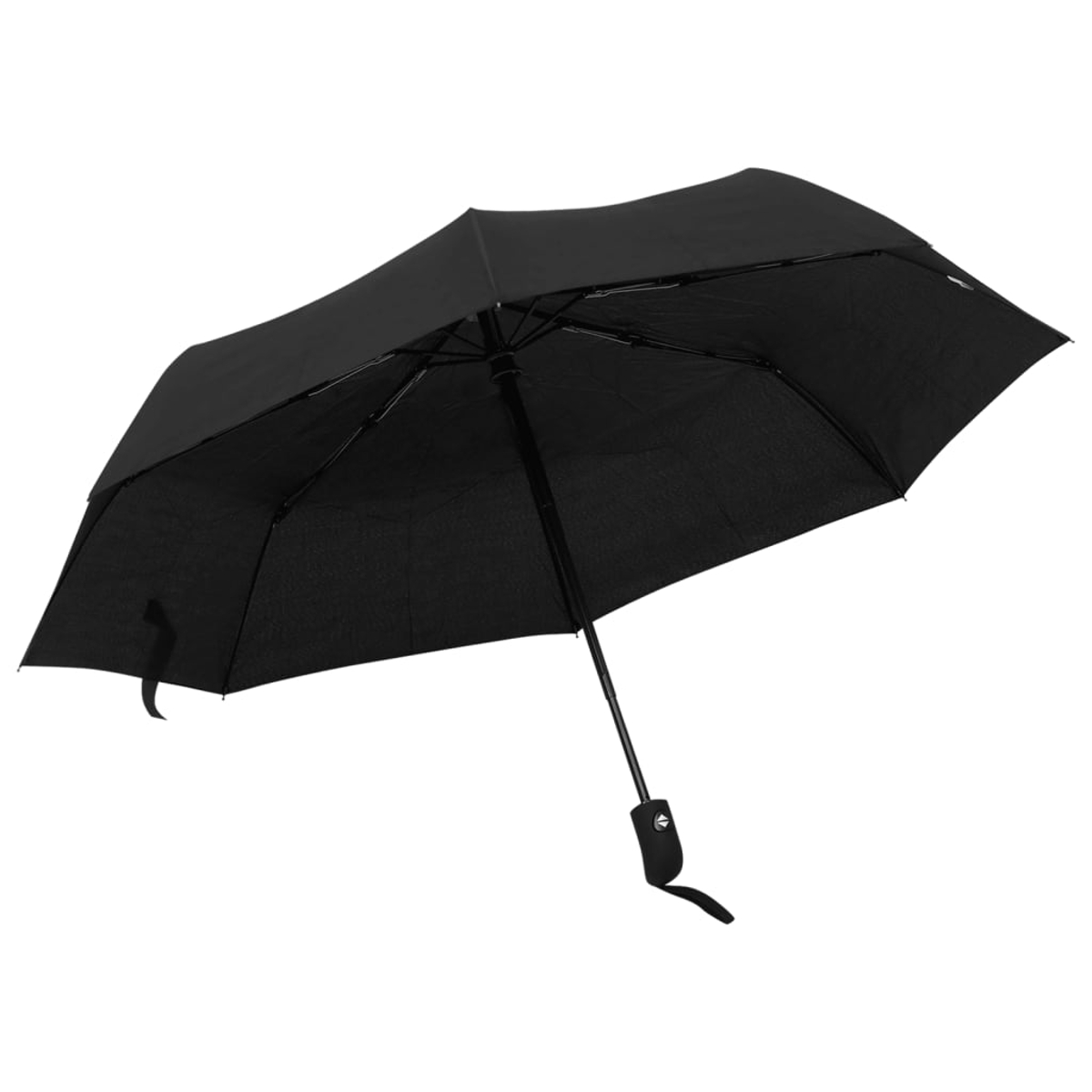 Ein schwarzer Regenschirm ist vor weißem Hintergrund geöffnet. Der Schirm ist angewinkelt und zeigt seine innere Struktur und den Griff.