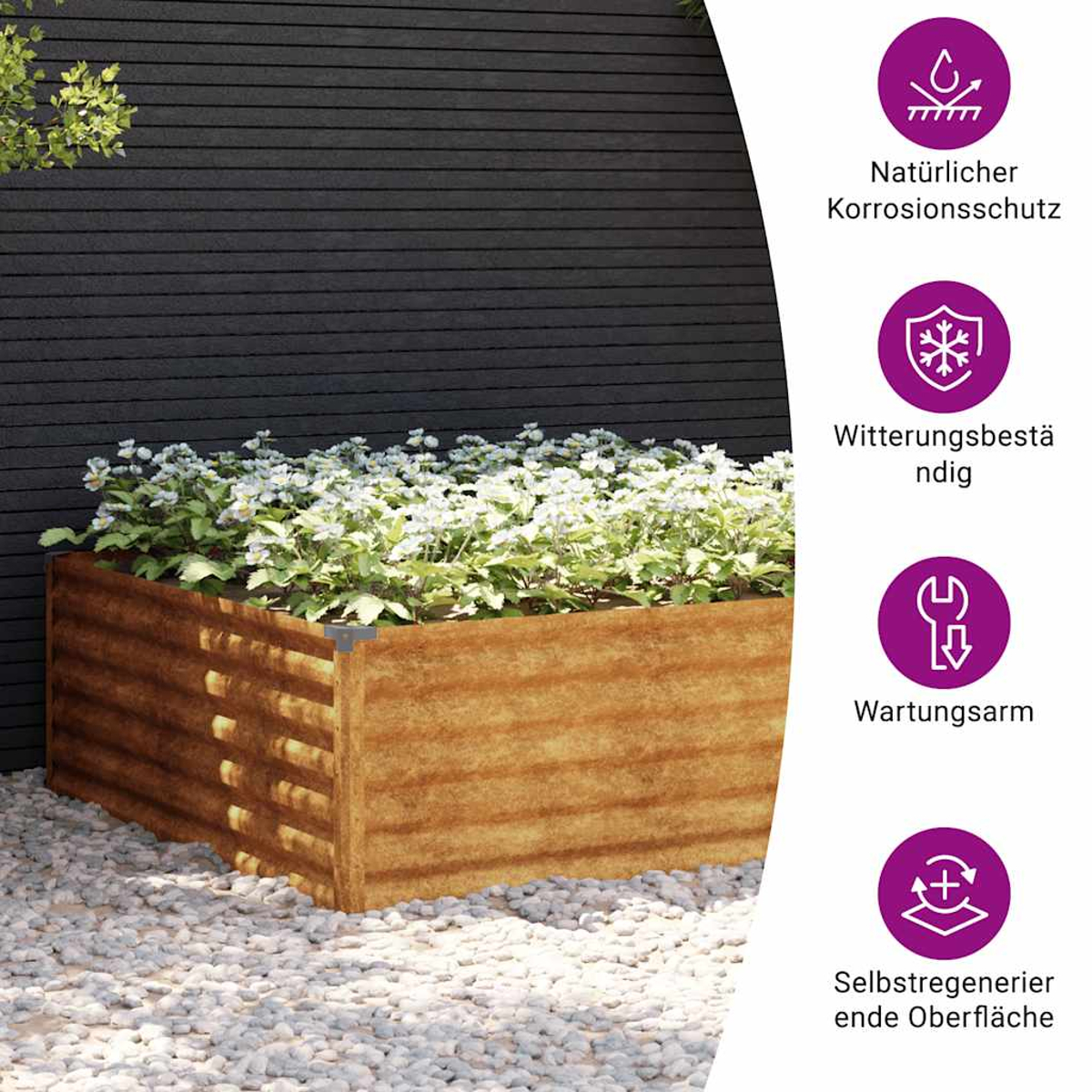 Ein rechteckiger Metallpflanzer gefüllt mit weißen Blumen. Er steht auf weißen Kieselsteinen vor einer schwarzen Lamellenwand.