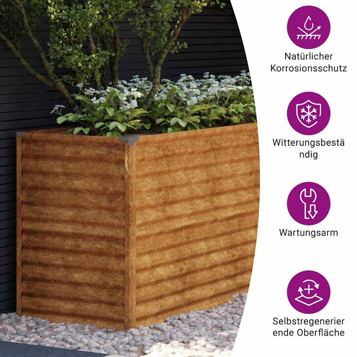 Ein hölzerner Pflanzkasten mit grünen Pflanzen und weißen Blumen. Ein dunkler Zaun befindet sich hinter dem Pflanzkasten, unten weiße Steine.