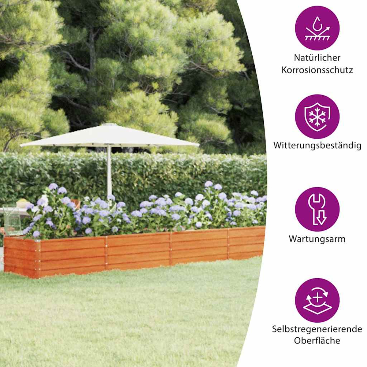 Ein hölzernes Blumenbeet mit blauen Blumen, einem weißen Sonnenschirm und grünen Bäumen im Hintergrund, auf einer Rasenfläche.