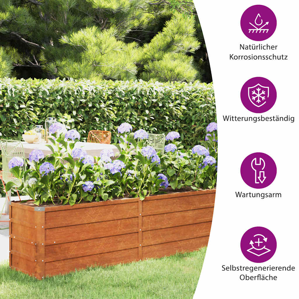 Eine Holzkiste mit blauen Hortensien in einem Garten mit Tisch und Stühlen im Hintergrund.