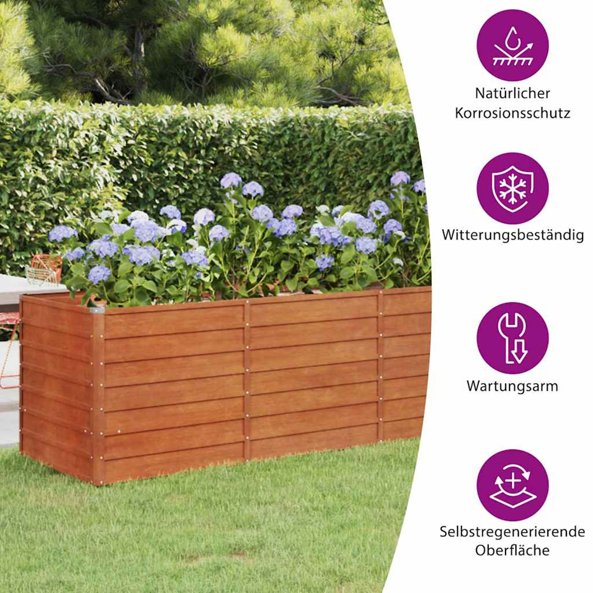 Eine Holzkiste mit blauen Blumen steht auf Gras. Eine Hecke ist im Hintergrund. Icons mit Text sind rechts.