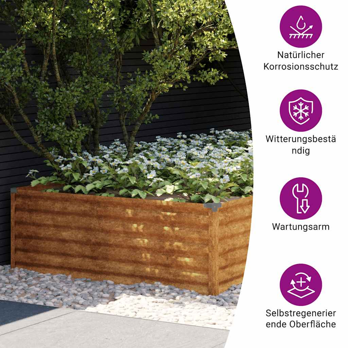 Ein rechteckiger brauner Pflanzkasten mit weißen Blumen und Grünzeug. Bäume und eine schwarze Wand im Hintergrund.