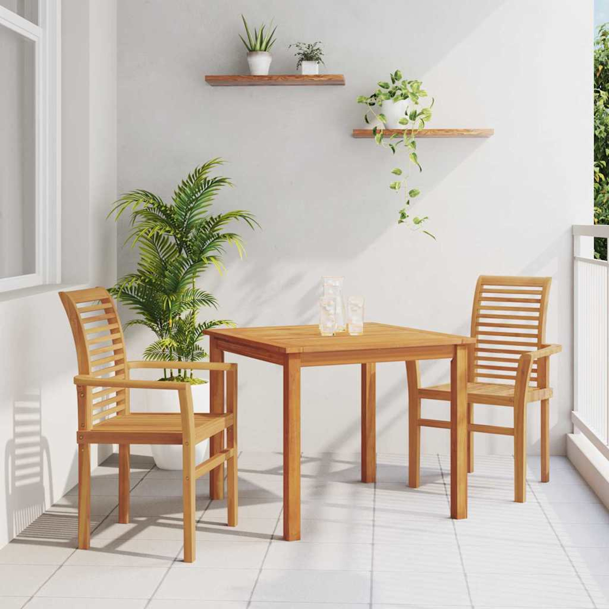 Ein Balkon mit Holztisch und Stühlen. Pflanzen auf Regalen und in Töpfen schmücken den Raum. Weißer Fliesenboden und Wand.
